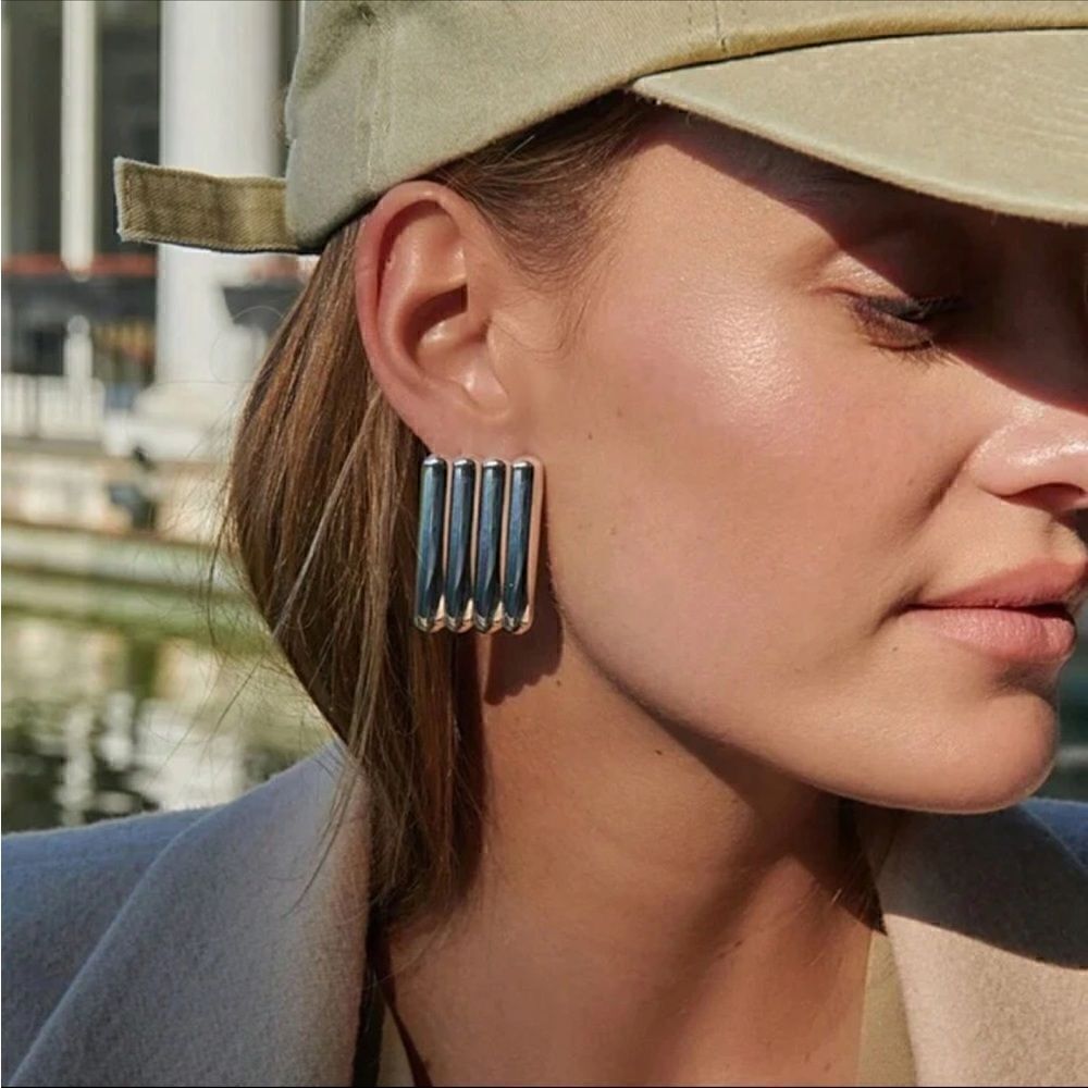 geo stud earrings M327